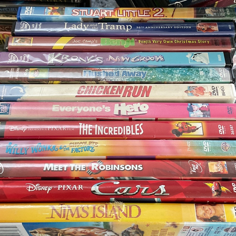 12 DVDs kids. Willie Wonka, Kronk, Lady and the Tramp, Stewart Little and more